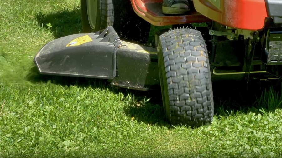 Ride-on lawn mower as a typical application of CONTI SYNCHROTWIN belts